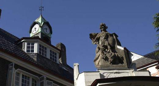 Das Gutsherren-Haus mit Statue
