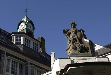 Das Gutsherren-Haus mit Statue