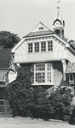 Das historische Gutsherren-Haus mit Glockenturm